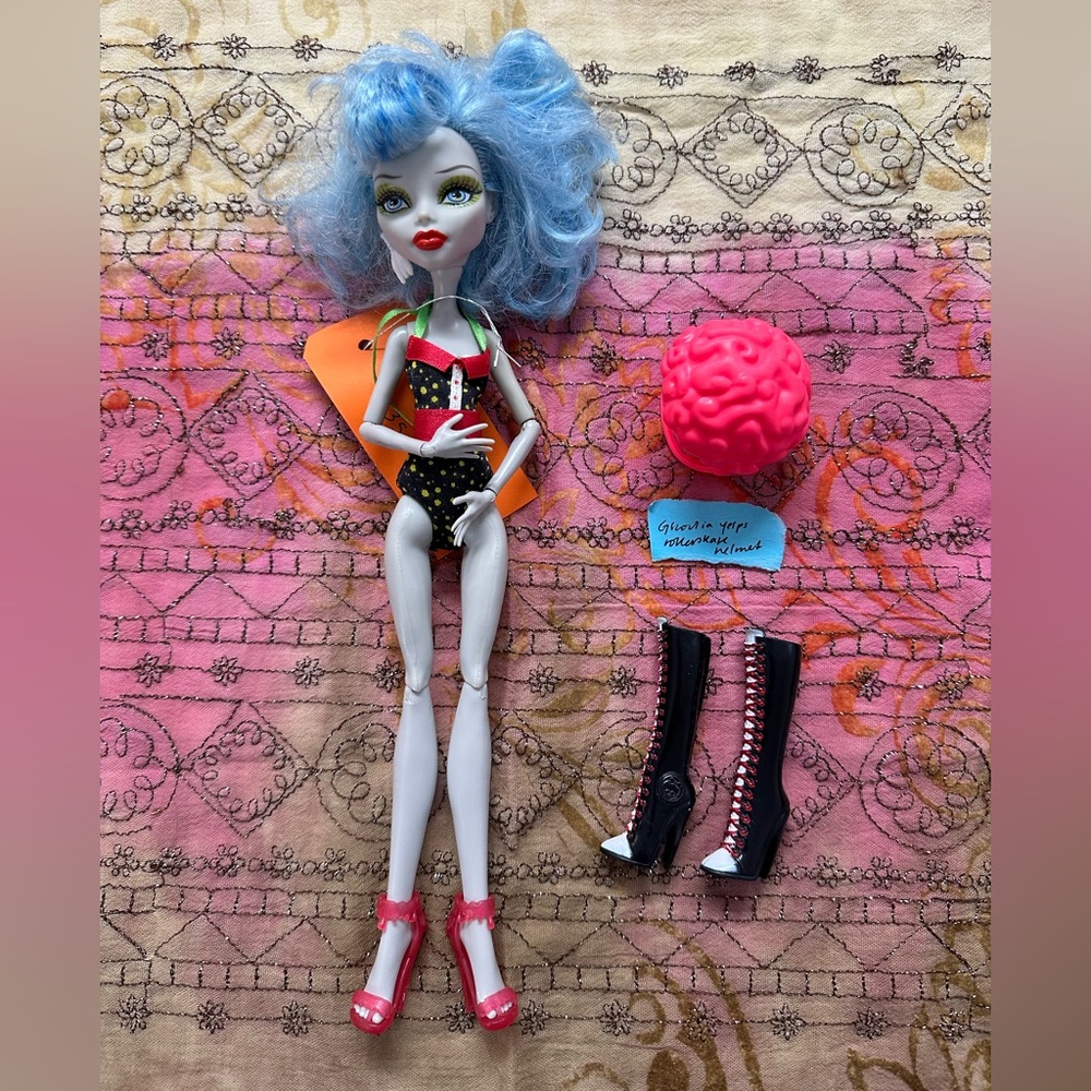 MONSTER HIGH 2008 ghoulia yelps doll & accessories.